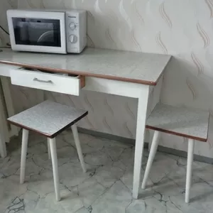 стол кухонный с 2 стульями,  сверху пластик