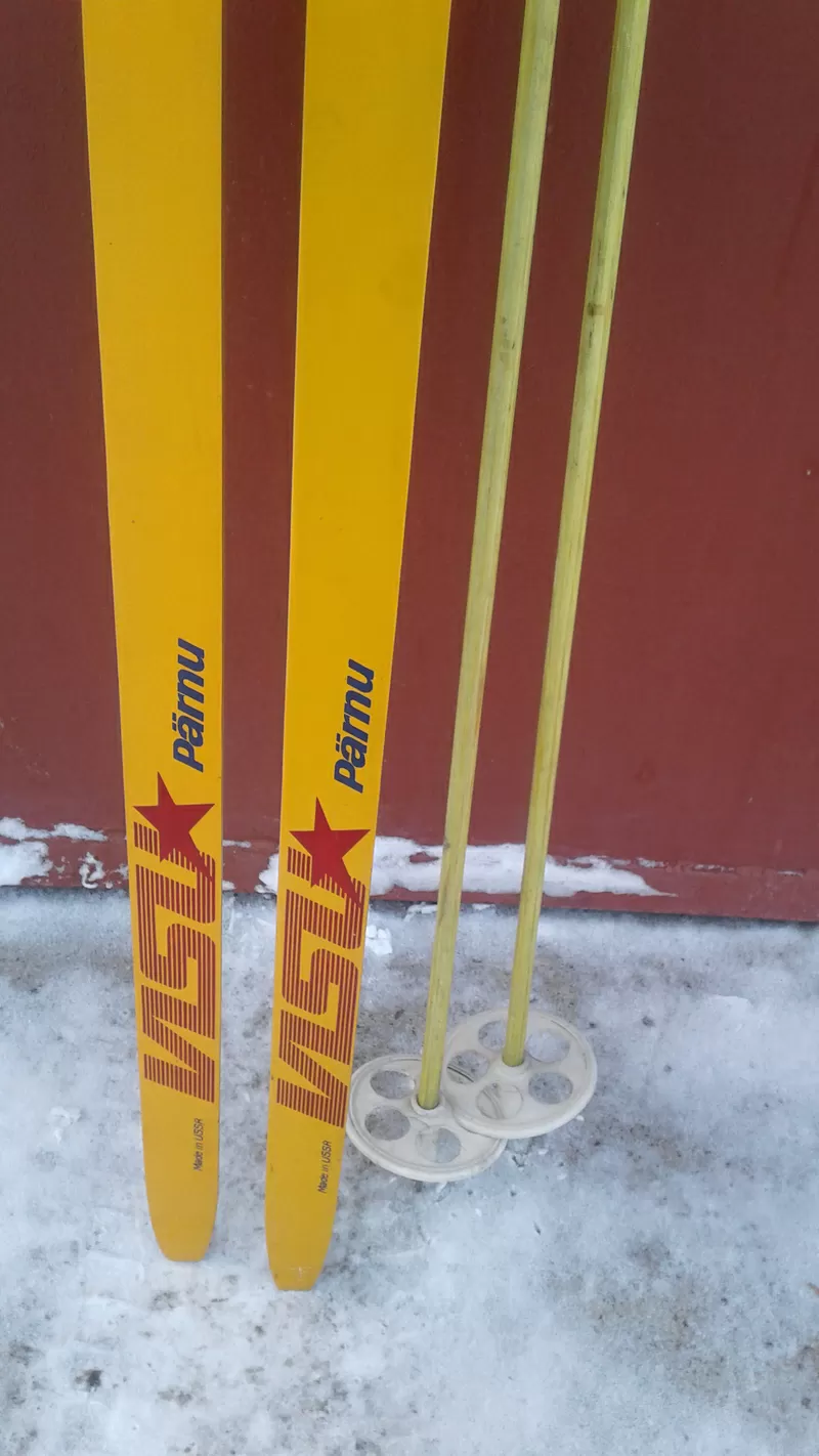 продам новые  пластиковые беговые лыжи с палками  про-во Россия 2
