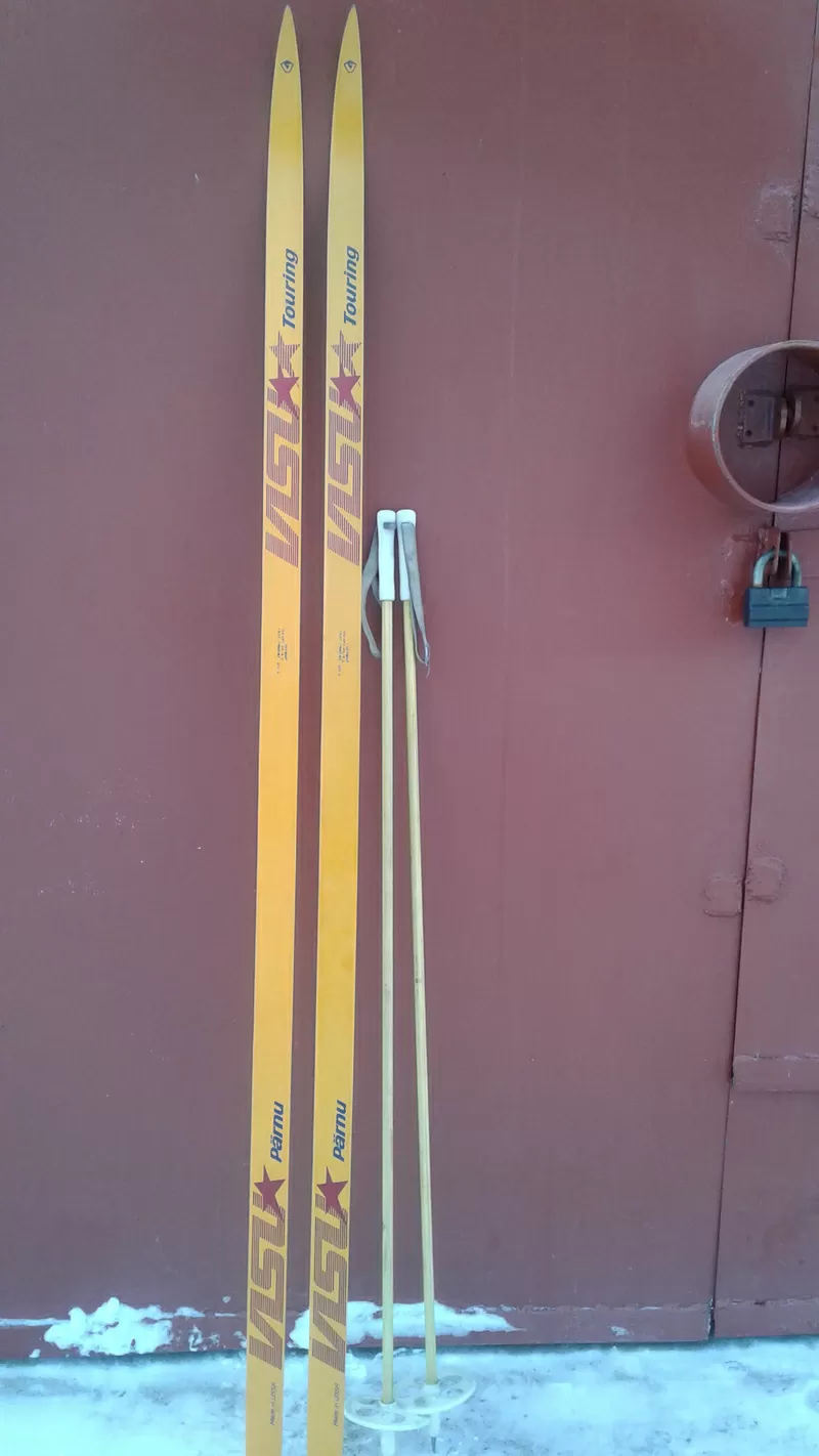 продам новые  пластиковые беговые лыжи с палками  про-во Россия