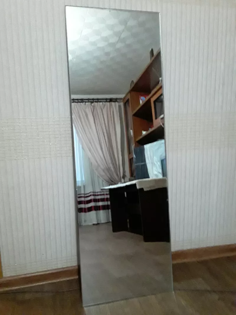 Продам зеркало Размер : Высота -- 1м 20 см.  Ширина -- 40 см.В хорошем состоянииТ +77055274583