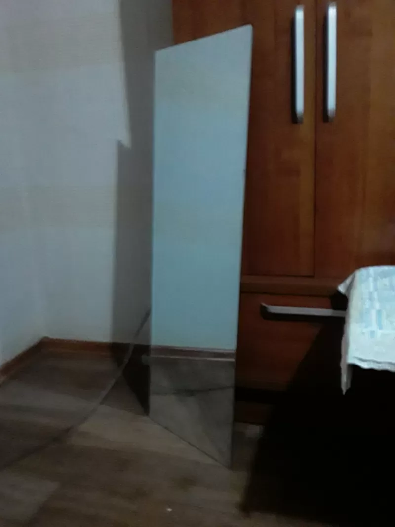 Продам зеркало Размер : Высота -- 1м 20 см.  Ширина -- 40 см.В хорошем состоянииТ +77055274583 2